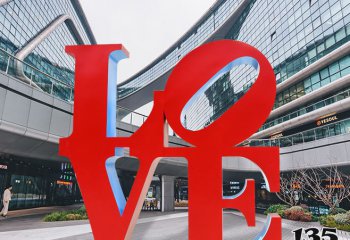 LOVE雕塑-大型商場里擺放的紅色的玻璃鋼創(chuàng)意LOVE雕塑