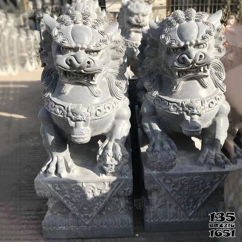 獅子雕塑-戶外景區(qū)青石石雕一對(duì)鎮(zhèn)宅辟邪雕塑高清圖片