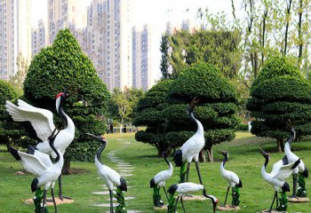 鶴雕塑-公園草坪一群休息覓食的玻璃鋼鶴雕塑