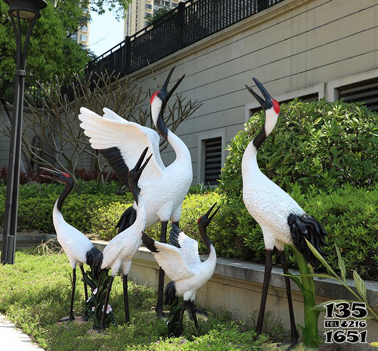 丹頂鶴雕塑-玻璃鋼彩繪公園別墅創(chuàng)意一家丹頂鶴雕塑高清圖片