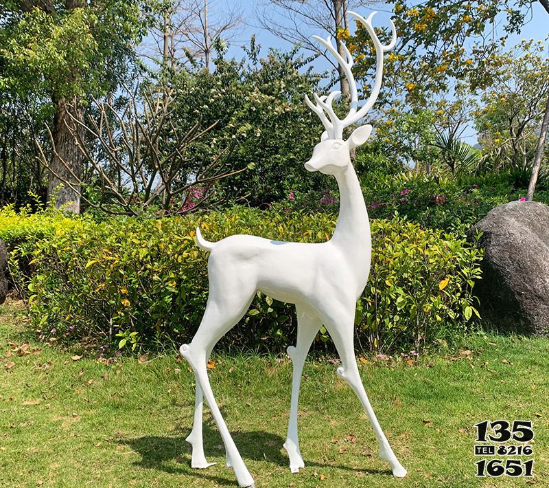 梅花鹿雕塑-公園景區玻璃鋼白色梅花鹿雕塑高清圖片