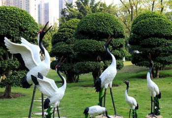 仙鶴雕塑-公園草坪創(chuàng)意玻璃鋼姿態(tài)各異的鶴雕塑