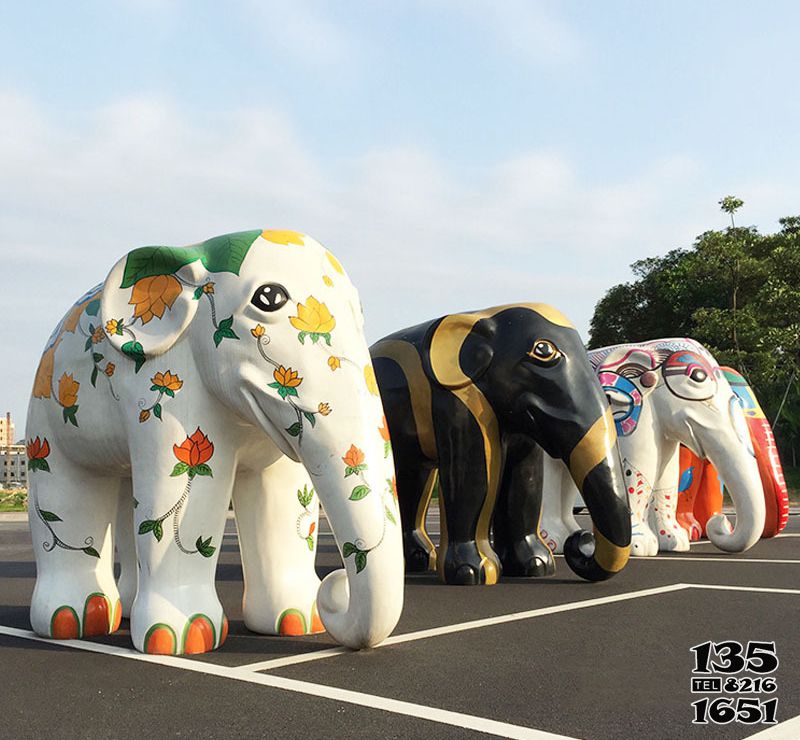 大象雕塑-公園玻璃鋼彩繪創意一排景觀裝飾品大象雕塑高清圖片