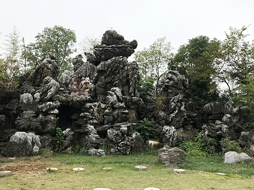 假山雕塑-動物園猴子景區(qū)擺放靈璧石假山雕塑高清圖片