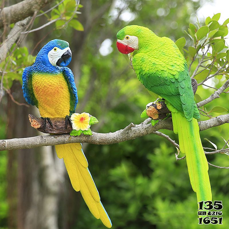 鸚鵡雕塑-動物園玻璃鋼彩繪創意鸚鵡雕塑高清圖片