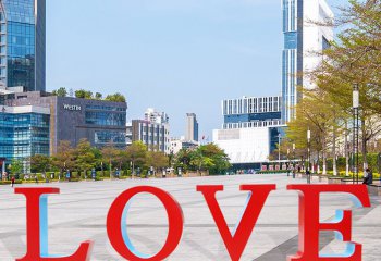 LOVE雕塑-廣場上擺放的紅色鏤空不銹鋼LOVE雕塑