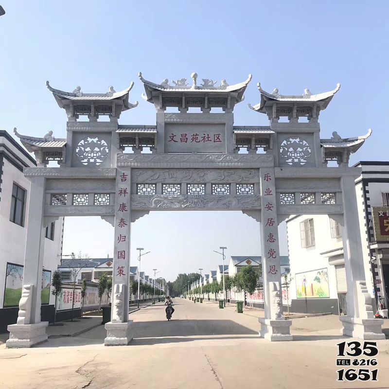 牌坊雕塑-美麗新鄉(xiāng)村建設社區(qū)三間四柱石雕牌樓高清圖片