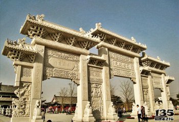 牌坊雕塑-寺廟門(mén)前擺放漢白玉浮雕鏤空工藝三門(mén)石雕牌樓