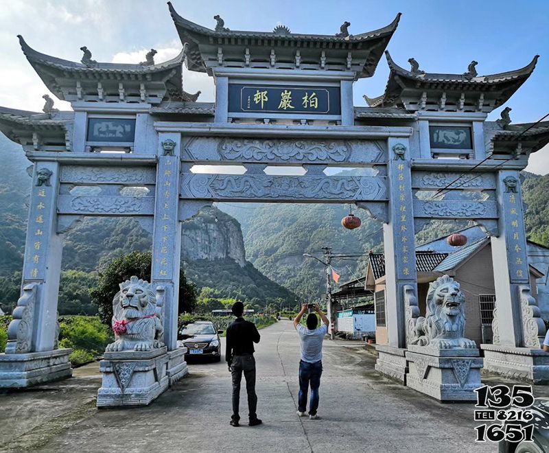 牌坊雕塑-景區仿古代建筑斗拱三門石雕牌坊高清圖片