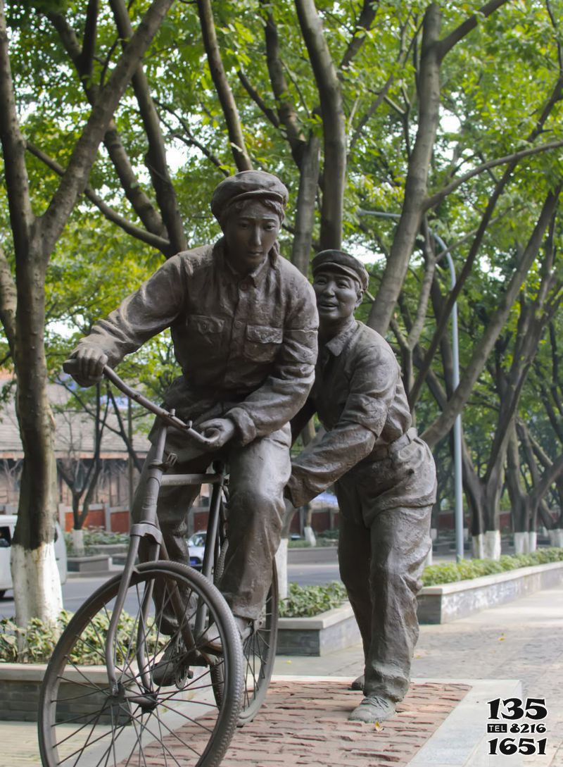 自行車(chē)雕塑-公園學(xué)騎自行車(chē)的人物銅雕高清圖片