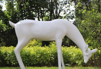 梅花鹿雕塑-公園低頭覓食的玻璃鋼梅花鹿雕塑