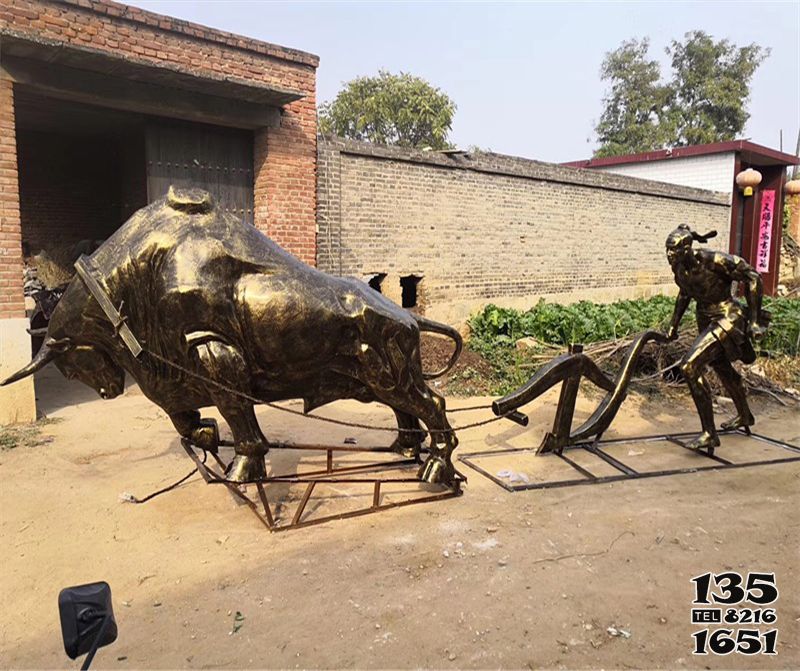 華爾街牛-街道邊擺放的耕地的玻璃鋼創(chuàng)意華爾街牛高清圖片