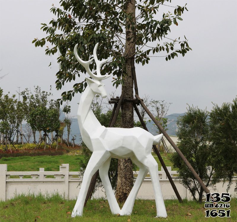 梅花鹿雕塑-公園景區大型動物景觀回頭望的梅花鹿雕塑高清圖片