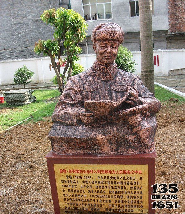 雷鋒雕塑-校園名人不銹鋼仿銅雷鋒雕塑高清圖片