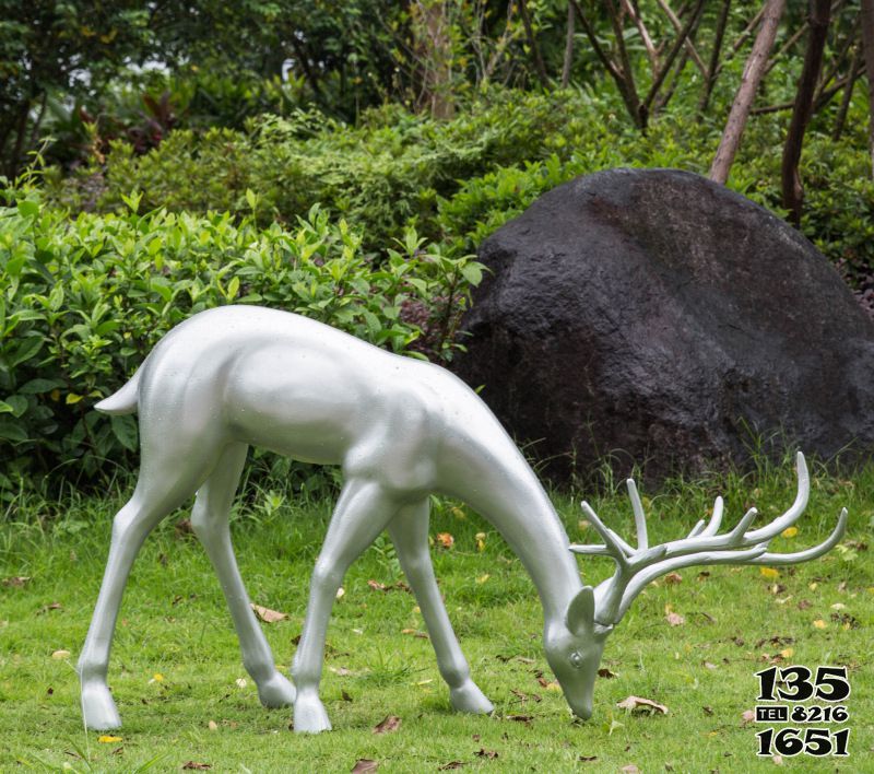 鹿雕塑-公園景區不銹鋼拋光低頭覓食的鹿雕塑高清圖片