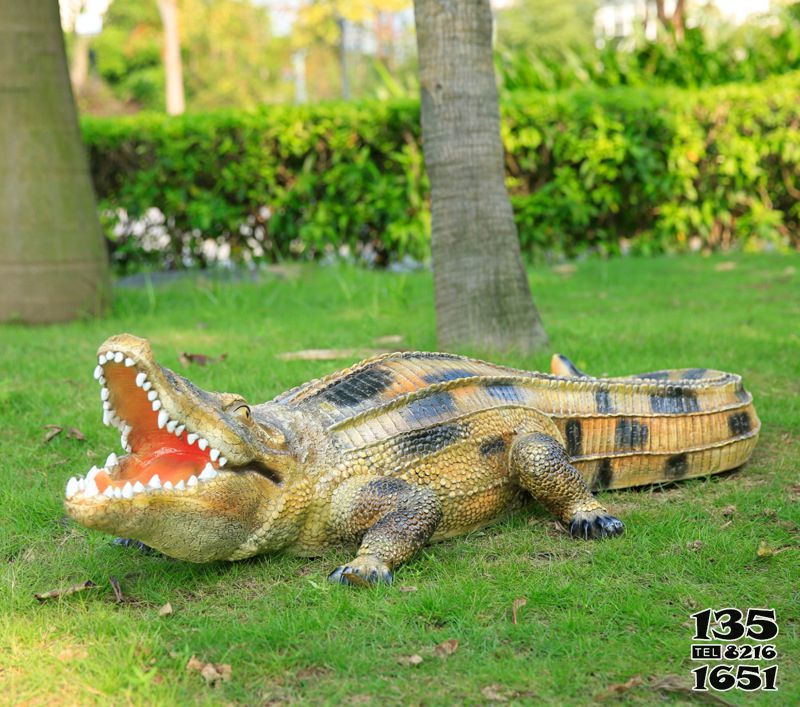 鱷魚雕塑-公園草地擺放的張嘴的玻璃鋼彩繪鱷魚雕塑高清圖片