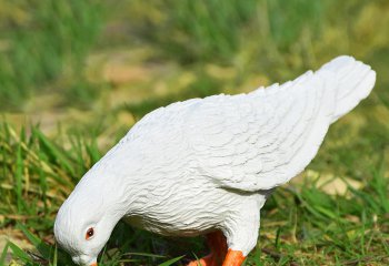 鴿子雕塑-公園戶外景區創意玻璃鋼仿真覓食鴿子雕塑