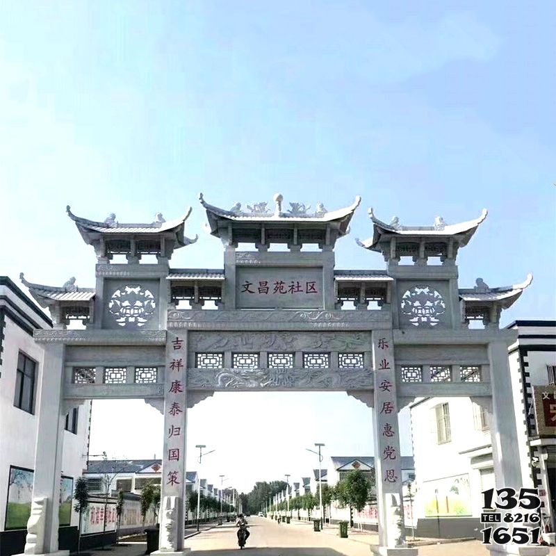 牌坊雕塑-城市小區(qū)三門(mén)鏤空浮雕石雕牌樓高清圖片