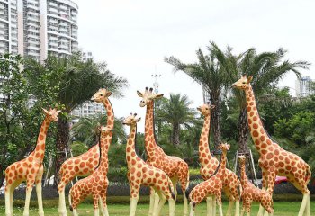 長頸鹿雕塑-公園草坪玻璃鋼彩繪仿真動物園林景觀長頸鹿雕塑