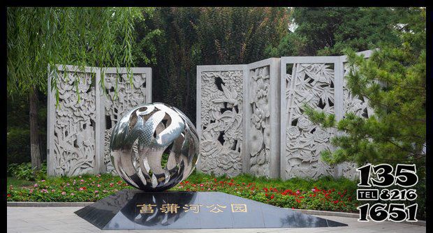 鏤空球雕塑-公園創(chuàng)意不銹鋼水中抽象鏤空球雕塑高清圖片