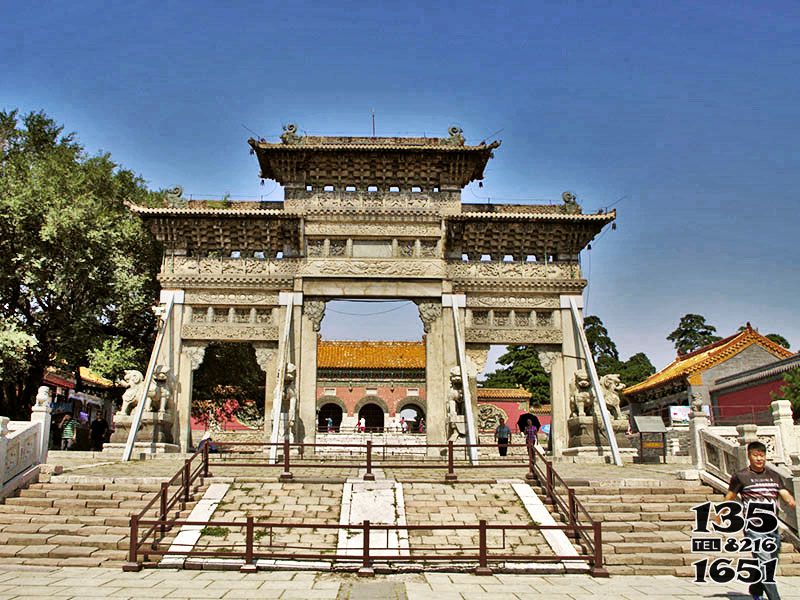 牌坊雕塑-清昭陵寺仿古建筑三門斗拱石雕牌樓高清圖片