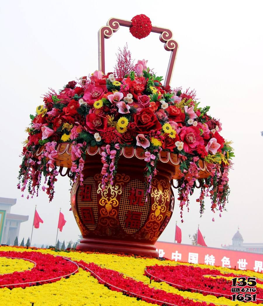 花籃雕塑-景區玻璃鋼彩繪仿真花朵花籃雕塑高清圖片