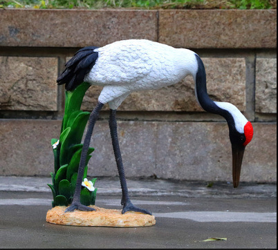 丹頂鶴雕塑-玻璃鋼彩繪戶外公園覓食的丹頂鶴雕塑高清圖片