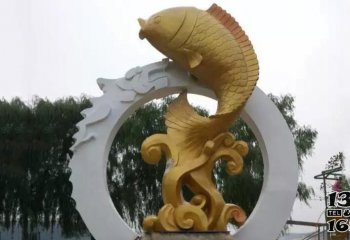 魚(yú)雕塑-戶(hù)外景區(qū)一只金色不銹鋼躍龍門(mén)的鯉魚(yú)雕塑