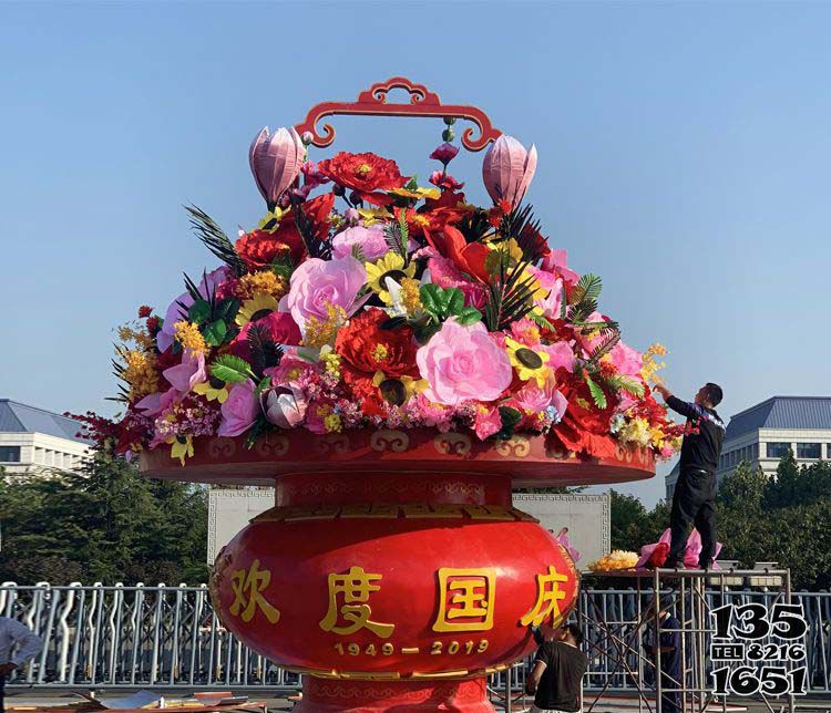 花籃雕塑-公園廣場創意彩繪鮮花花籃雕塑高清圖片