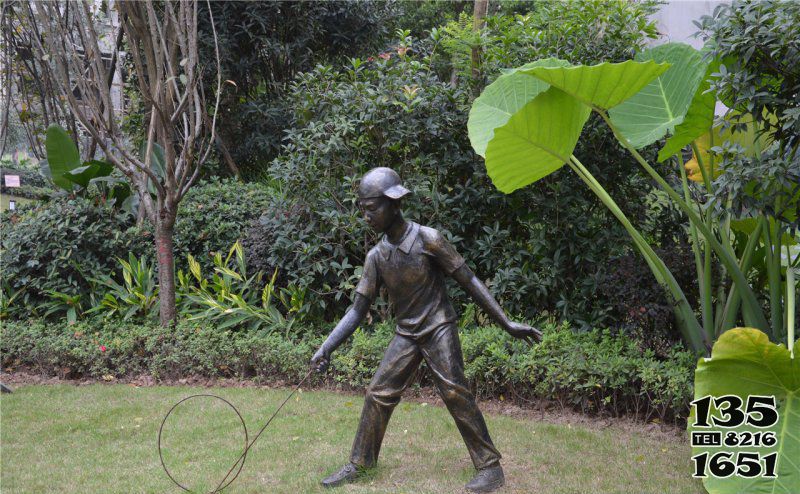 兒童雕塑-公園滾鐵環(huán)的小男孩人物銅雕兒童雕塑高清圖片