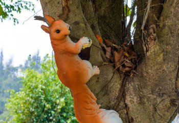 松鼠雕塑-公園一只樹上玩耍的玻璃鋼松鼠雕塑