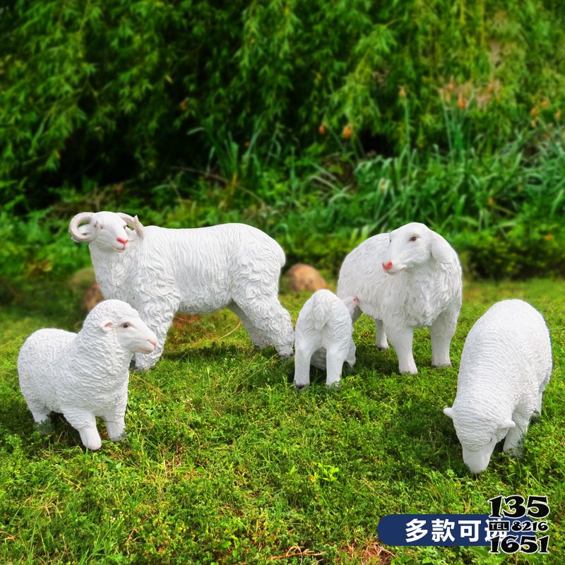 綿羊雕塑-草地上一群形態各異的玻璃鋼仿真雕塑高清圖片