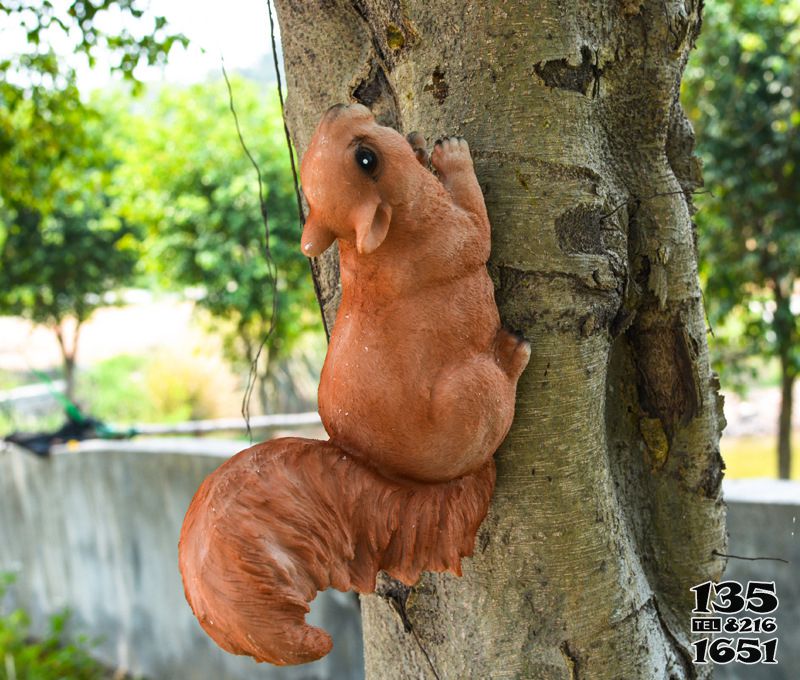 松鼠雕塑-公園一只樹(shù)上爬行的玻璃鋼松鼠雕塑高清圖片