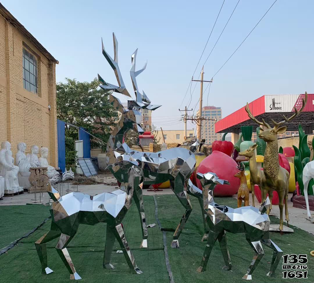 鹿雕塑-景區不銹鋼幾何鏡面鹿雕塑高清圖片