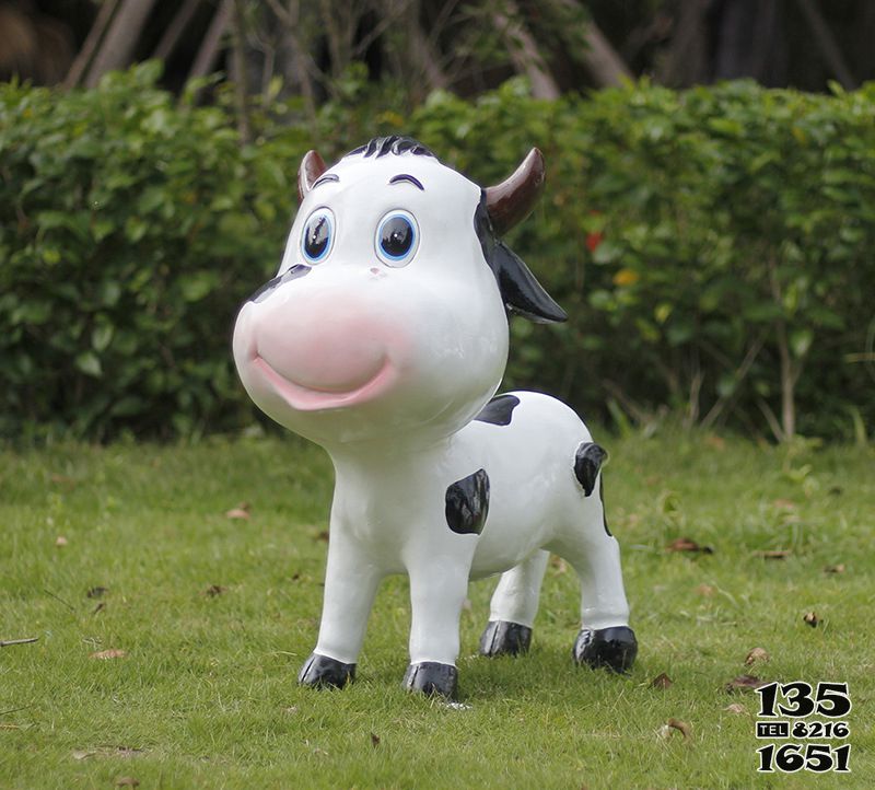 牛雕塑-動物園站立一只小號玻璃鋼牛雕塑高清圖片