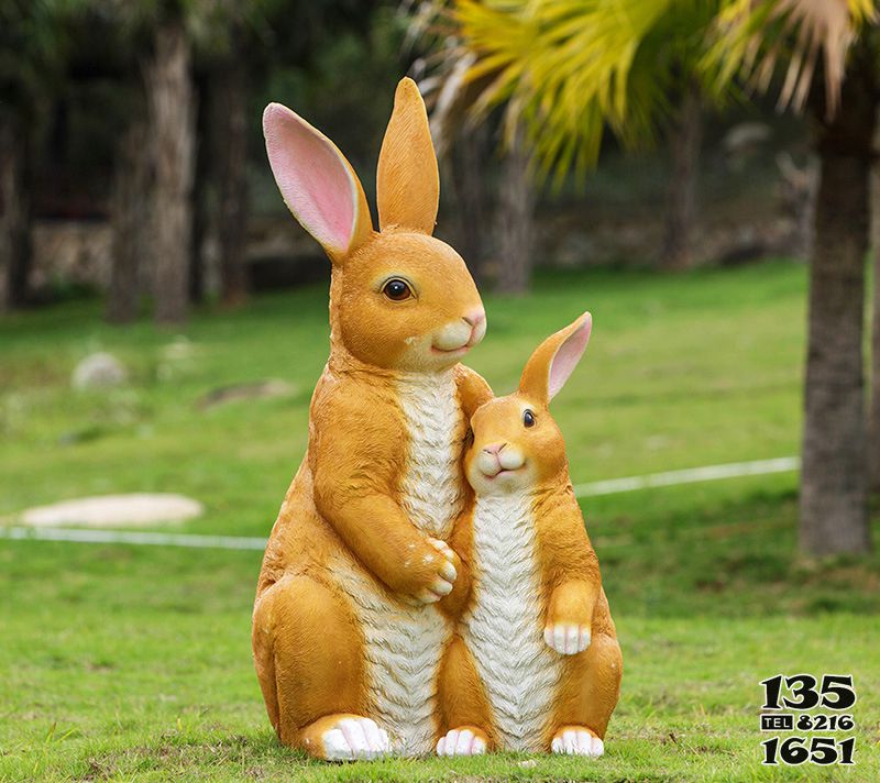 兔子雕塑-動物園兩只黃色母子玻璃鋼兔子雕塑高清圖片