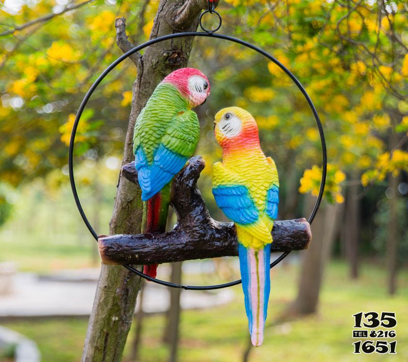 鸚鵡雕塑-動物園樹上休息的吃食的玻璃鋼仿真鸚鵡雕塑高清圖片