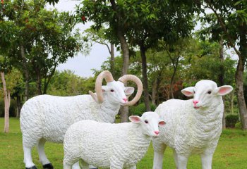 綿羊雕塑-公園里三只歪頭的玻璃鋼仿真綿羊雕塑