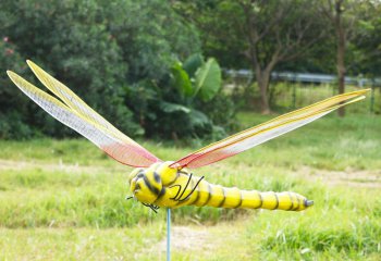 蜻蜓雕塑-大學操場公園黃色卡通玻璃鋼蜻蜓雕塑