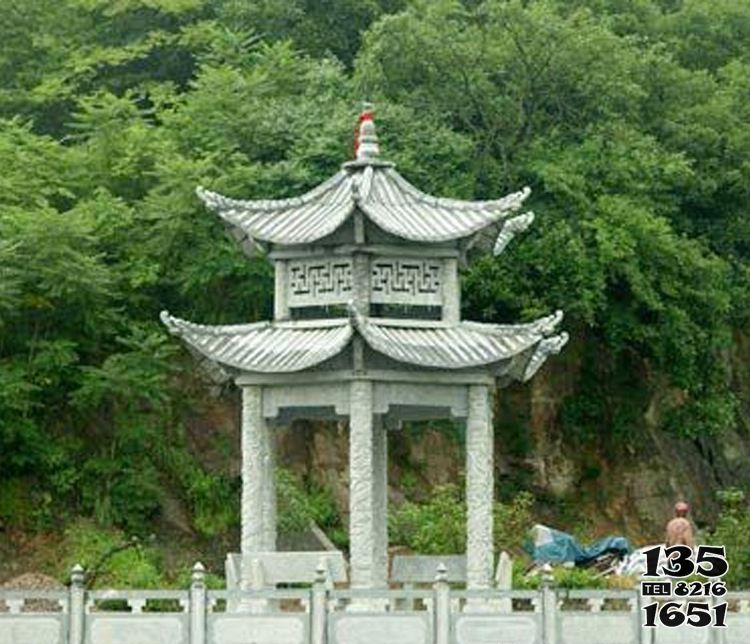 涼亭雕塑-鄉(xiāng)村河道邊擺放鏤空雕刻青石仿古建涼亭高清圖片