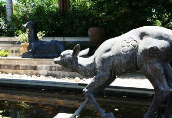 鹿雕塑-公園池塘中的大理石石雕鹿雕塑