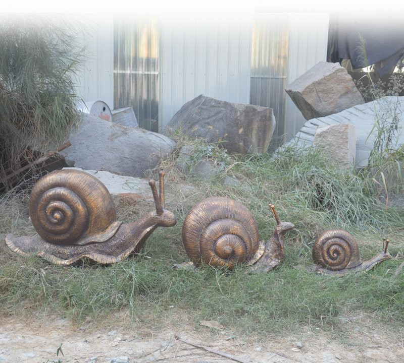 公園動(dòng)物玻璃鋼仿銅蝸牛雕塑-玻璃鋼仿銅蝸牛雕塑高清圖片