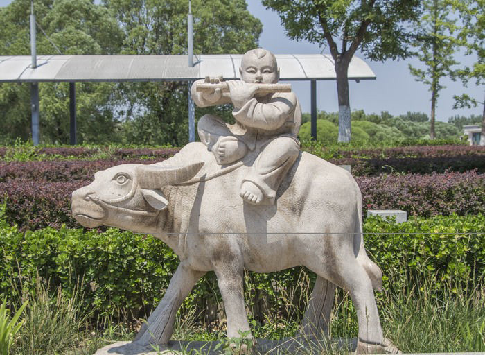 石雕牧童牛-石雕牧童牛公園雕塑高清圖片